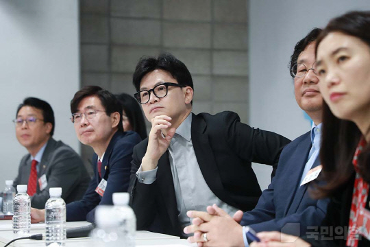 지난 10월28일 한동훈(가운데) 국민의힘 대표가 당 격차해소특별위원회 조경태(왼쪽 두번째) 위원장을 비롯한 위원들과 함께 서울 동작구 서울가족플라자를 방문해 현장을 시찰, 관계자들과 함께 간담회를 하고 있다.<국민의힘 홈페이지 사진>